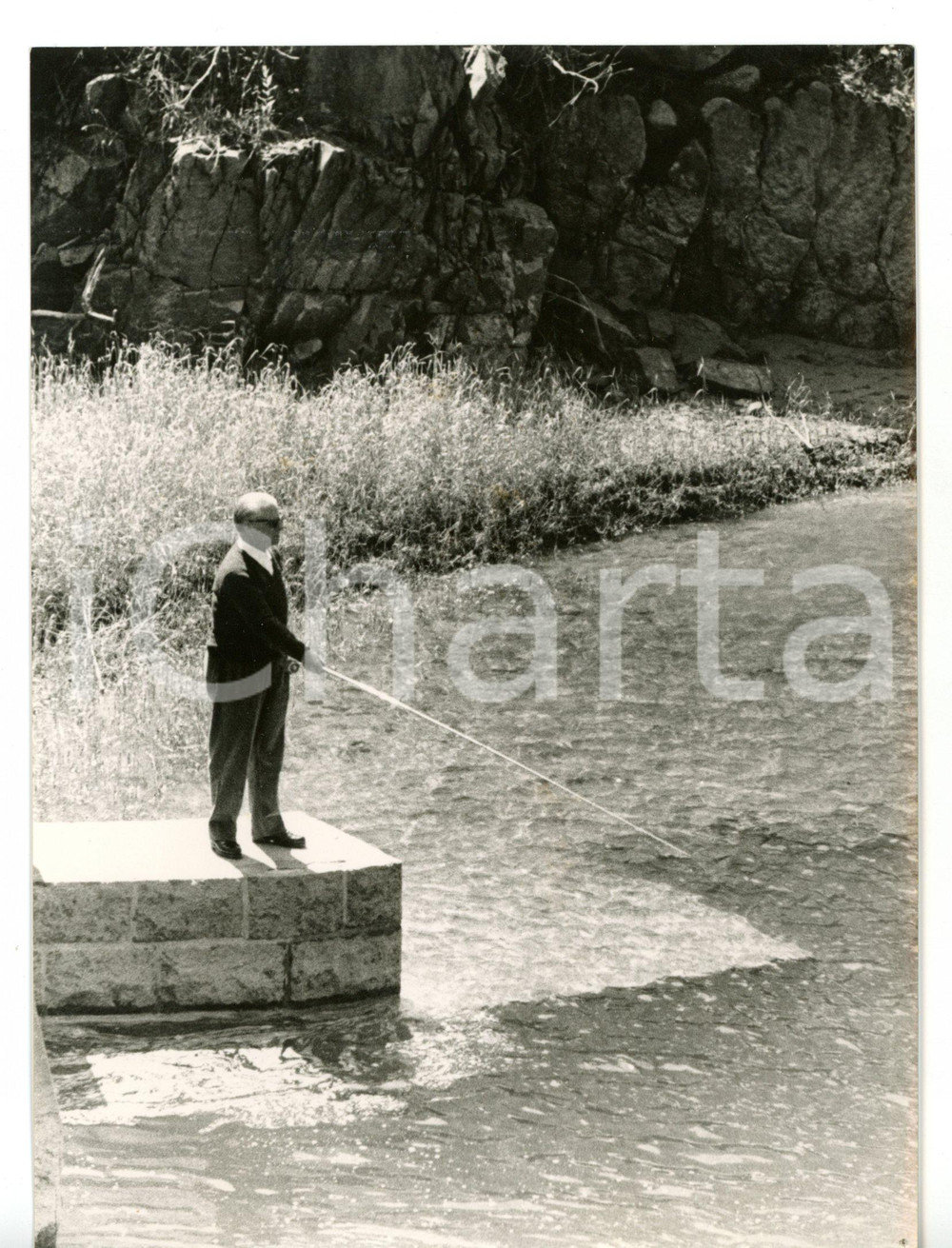 1957 SAN MARTINO DI CASTROZZA Parco di PANEVEGGIO - Giovanni GRONCHI a pesca Fotografia d'epoca con didascalia coeva al verso. CONDIZIONI: FAIR (bassa qualit&agrave; di stampa)FORMATO: 13x18 cm     originale e autentica 1
