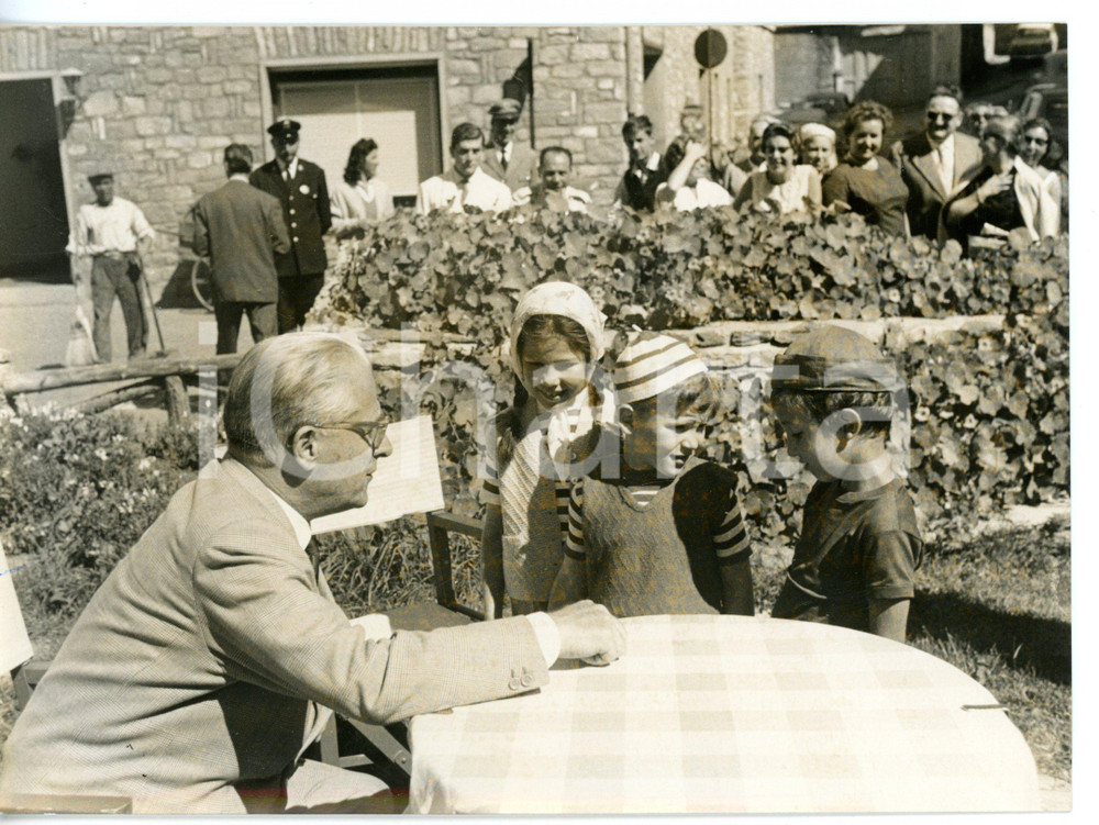 Fotografia d epoca originale 1958 COURMAYEUR Piazza PETIGAX  Giovanni GRONCHI incontra i bambini della cittÃ  1