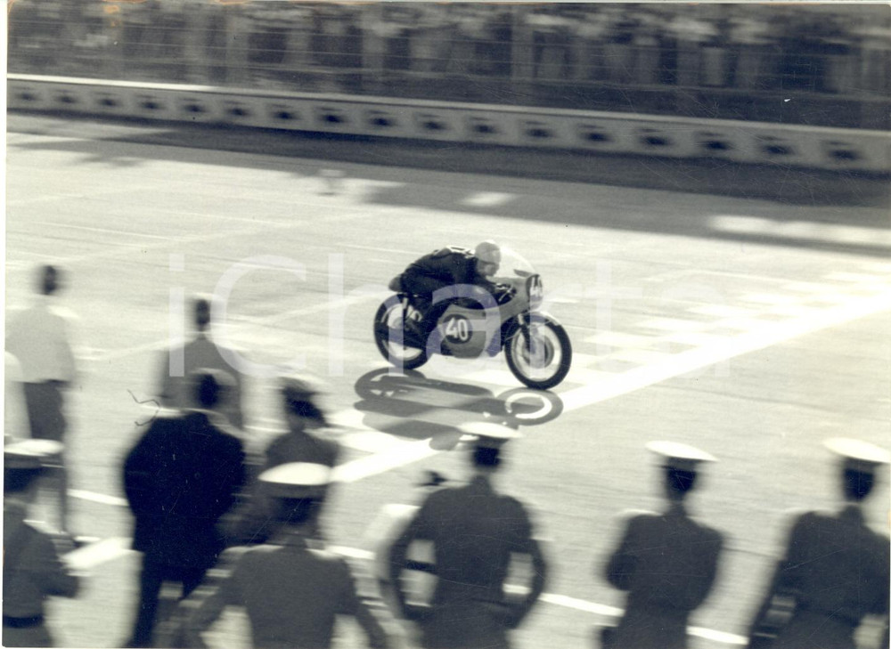 1962 MONZA MOTOCICLISMO GP delle Nazioni Classe 250 cc. - Jim REDMAN su HONDA  Fotografia d'epoca con didascalia coeva al verso.   CONDIZIONI: fair (difetti di stampa) FORMATO: 18x13 cm     originale e autentica 1