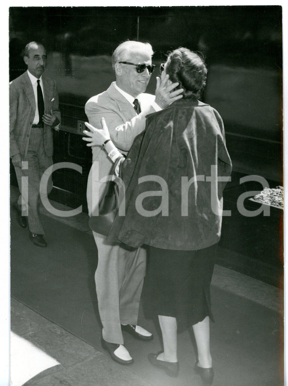 1958 AOSTA Giovanni GRONCHI abbraccia la moglie Carla BISSATINI *Foto 13x18 cm