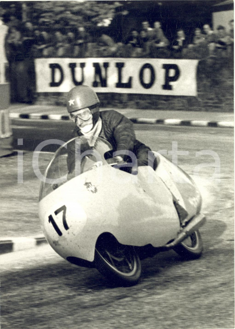 1955 ca MOTOCICLISMO ISOLA DI MAN Tourist Trophy - Roberto COLOMBO su MV AGUSTA Fotografia d'epoca con didascalia coeva al verso, scattata al pilota che gareggiava nella classe 125 cc.  CONDIZIONI: G (ma lieve sovraimpressione al lato destro) FORMATO: 18x13cm     originale e autentica 1