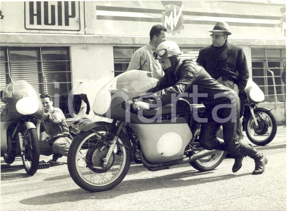 1960 MONZA MOTOCICLISMO Allenamento MV AGUSTA - Gary HOCKING - Foto 18x13 cm  Fotografia d'epoca con didascalia coeva al verso.   CONDIZIONI: G        originale e autentica 1