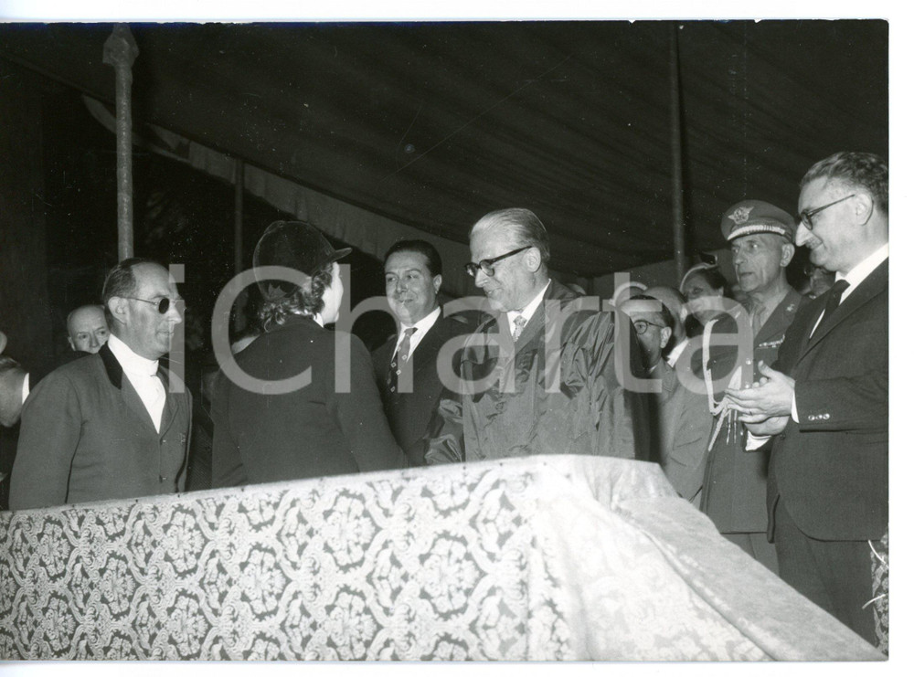 1957 ROMA Concorso ippico - Giovanni GRONCHI si congratula con una fantina *Foto