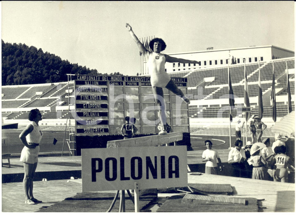 1954 ROMA Mondiali Ginnastica Artistica Femminile - Atleta polacca alla trave Fotografia d'epoca con didascalia coeva.  CONDIZIONI: G FORMATO: 18x13 cm    originale e autentica 1