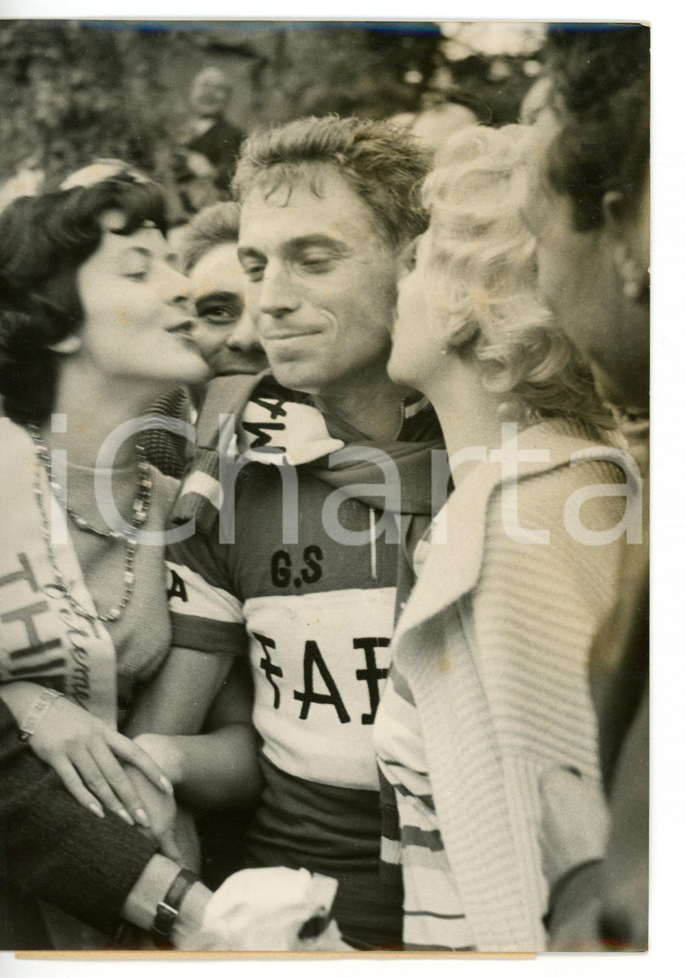 1959 CICLISMO PARIS-TOURS Il vincitore Rik VAN LOOY squadra FAEMA *Foto 13x18 Fotografia d'epoca con didascalia coeva al verso. CONDIZIONI: FAIR (bassa qualit&agrave; di stampa)FORMATO: 13x18 cm     originale e autentica 1