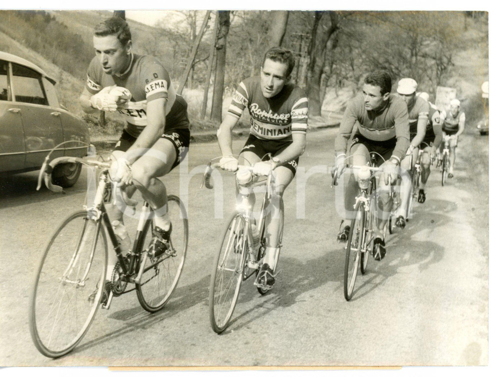 1960 CICLISMO PARIGI-NIZZA Saint-Ã‰tienne-Avignon - Rik VAN LOOY Roger RIVIÃˆRE Fotografia d'epoca con didascalia coeva al verso. CONDIZIONI: GFORMATO: 18x13 cm      originale e autentica 1