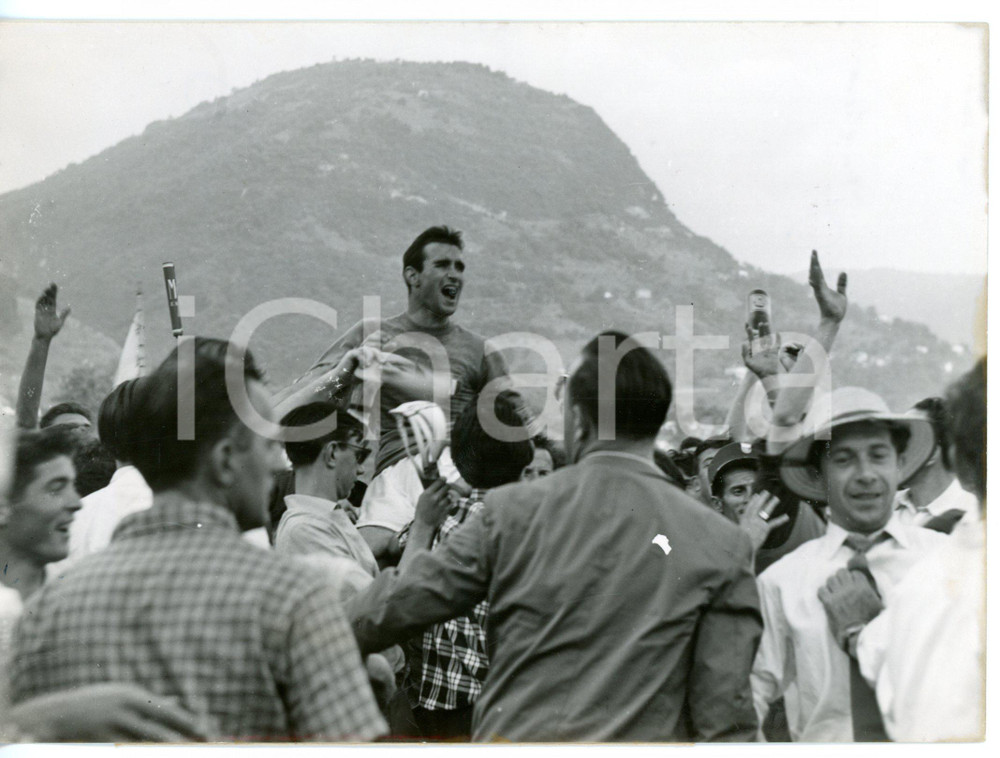 1954 LUGANO MONDIALI DI CALCIO Italia-Belgio 4-1 Gli AZZURRI portati in trionfo Fotografia d'epoca con didascalia coeva al verso. CONDIZIONI: G (ma piccolo difetto di stampa)FORMATO: 18x13 cm     originale e autentica 1