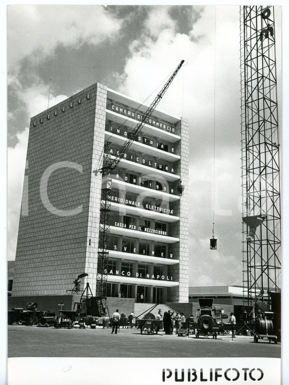 1958 NAPOLI 1^ Fiera della Casa - Edificio della mostra in allestimento *Foto  Fotografia d'epoca con didascalia coeva al verso. CONDIZIONI: GFORMATO: 13x18 cm     originale e autentica 1