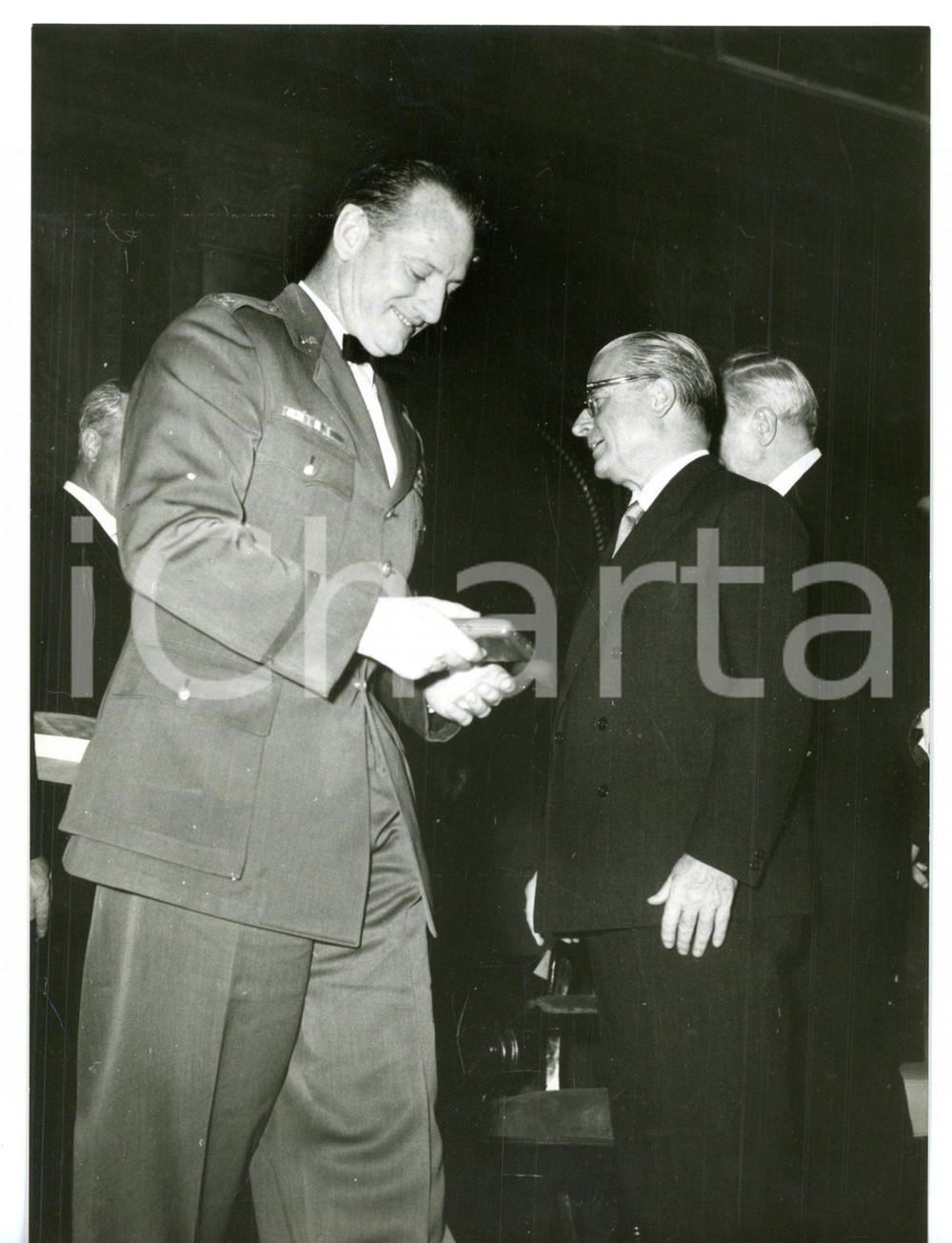 1957 GENOVA Celebrazioni colombiane - Giovanni GRONCHI premia Adolfo CARMINATI