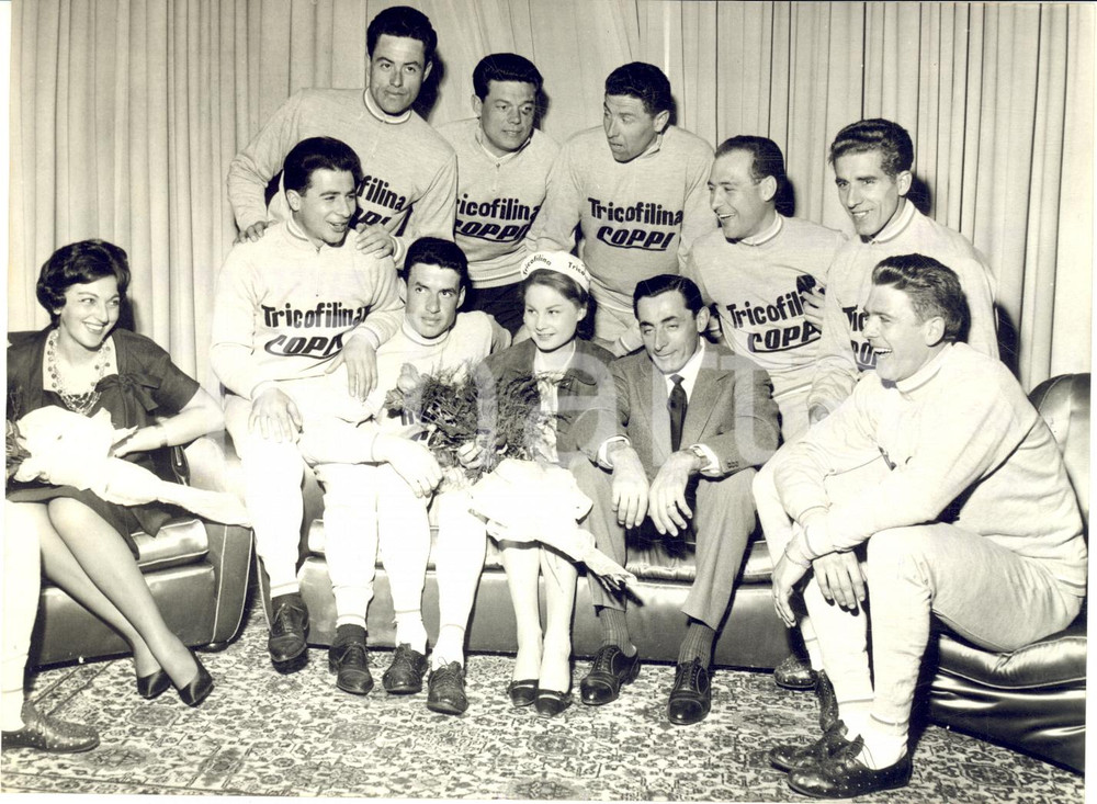 1959 CICLISMO MILANO Hotel DUOMO - Fausto COPPI presenta squadra TRICOFILINA Fotografia d'epoca, con didascalia coeva al verso.  CONDIZIONI: G FORMATO: 18x13 cm    originale e autentica 1