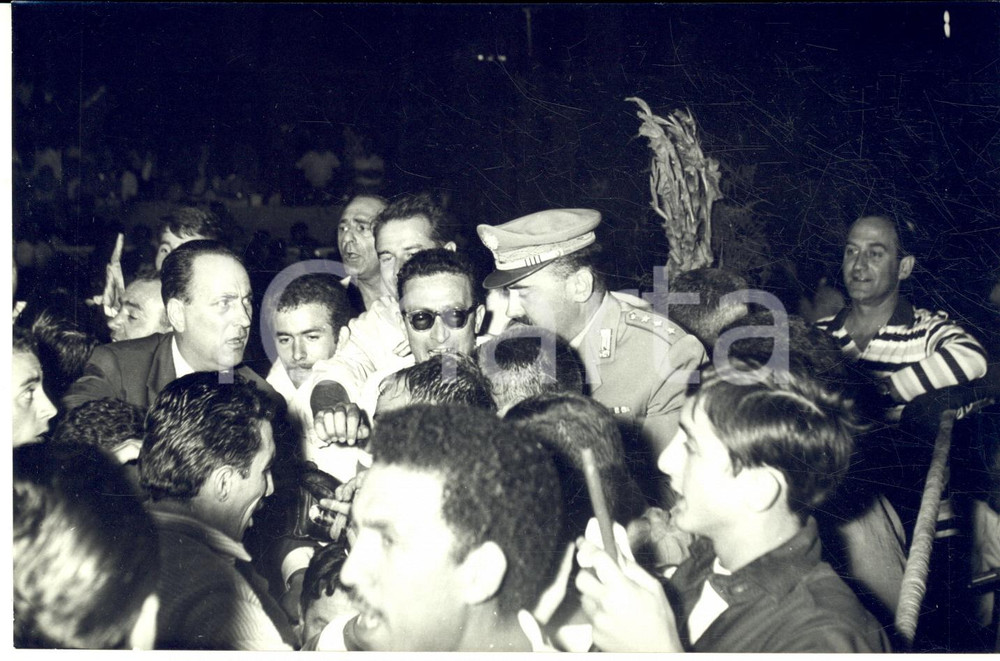 1959 SANREMO PUGILATO Sergio CAPRARI - Gracieux LAMPERTI - Proteste del pubblico Fotografia d'epoca, con didascalia coeva al verso.  CONDIZIONI: G FORMATO: 18x12 cm    originale e autentica 1