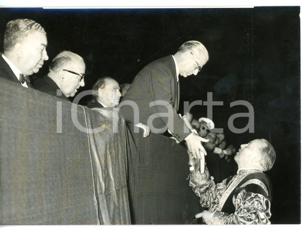 1957 FIRENZE Giovanni GRONCHI stringe la mano al "Maestro delle Cerimonie" *Foto