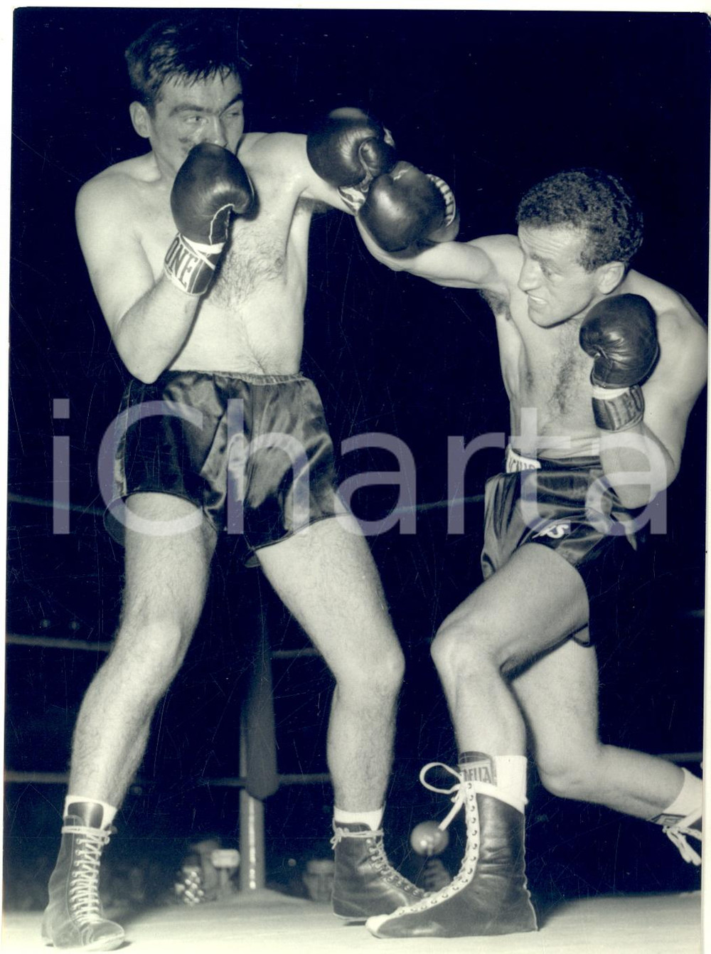 1962 MILANO BOXE Sandro LOPOPOLO vs Bernard MOREAU - Fotografia 13x18 cm Fotografia d'epoca, con didascalia coeva al verso.  CONDIZIONI: G (ma lieve piegatura) FORMATO: 13x18 cm    originale e autentica 1
