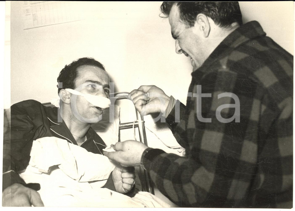1960 ca FIRENZE Pugili Sandro MAZZINGHI e Mario D'AGATA operato al naso *Foto Fotografia d'epoca con didascalia coeva al verso. CONDIZIONI: G (ma lievi difetti di stampa)FORMATO: 18x13 cm     originale e autentica 1