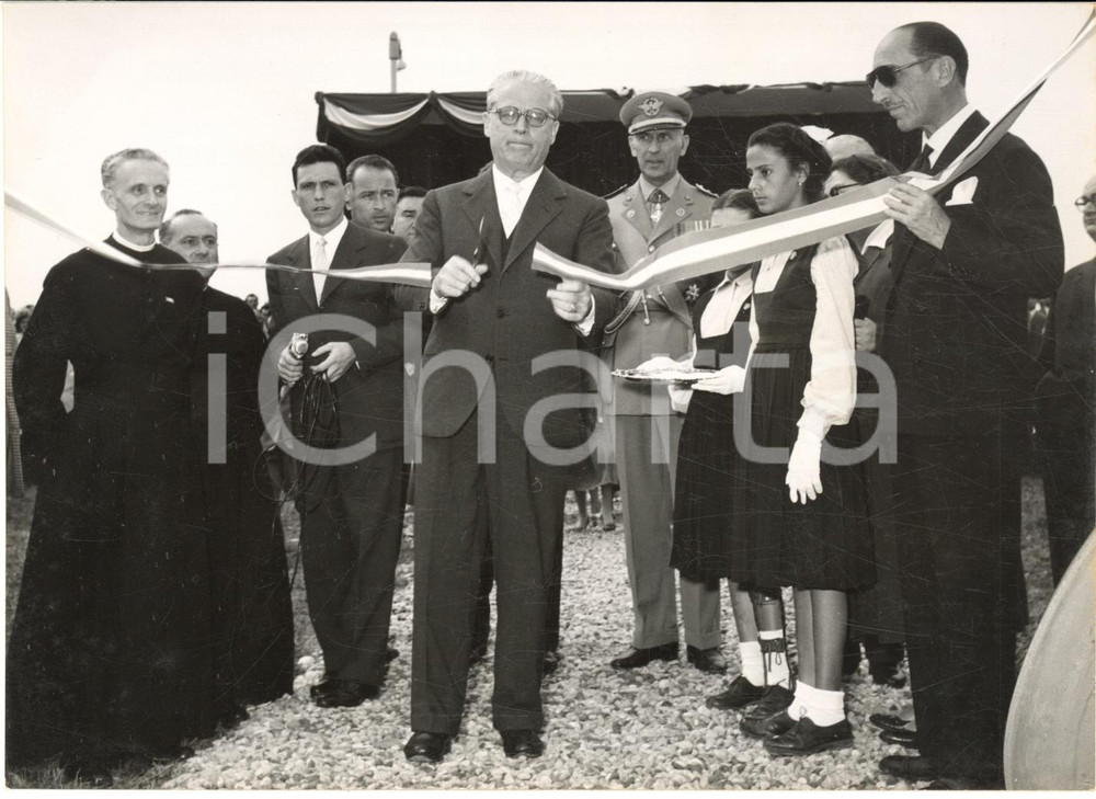 1955 MILANO Fondazione Centro Poliomielitici - Giovanni GRONCHI taglia il nastro  Fotografia d'epoca con didascalia coeva al verso.   CONDIZIONI: G FORMATO: 18x13 cm     originale e autentica 1