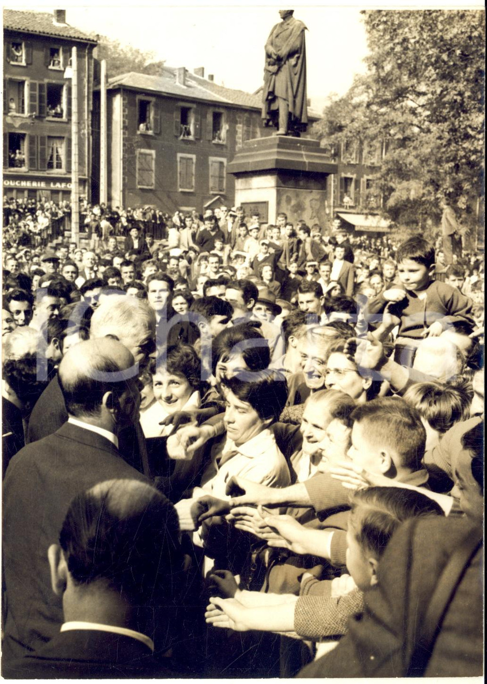 1961 FRANCE Charles DE GAULLE dans la foule d'un village - Photo 18x13 cm