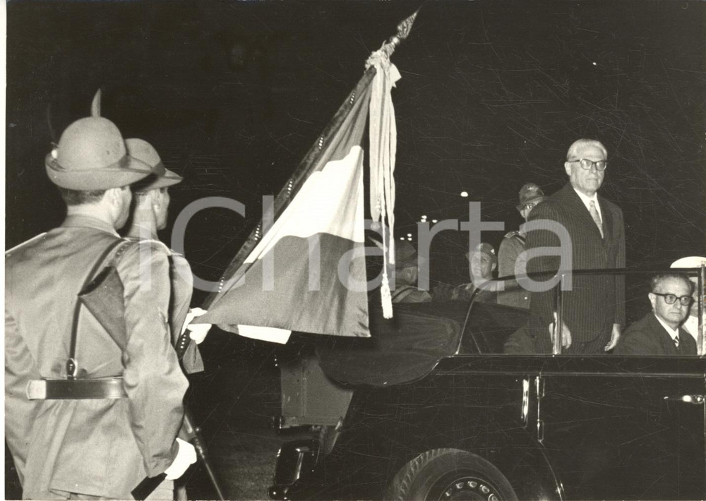 1958 ROMA Presidente Giovanni GRONCHI all'Annuale della Guardia di Finanza Fotografia d'epoca. CONDIZIONI: G (ma lieve sovraimpressione)FORMATO: 18x13 cm     originale e autentica 1