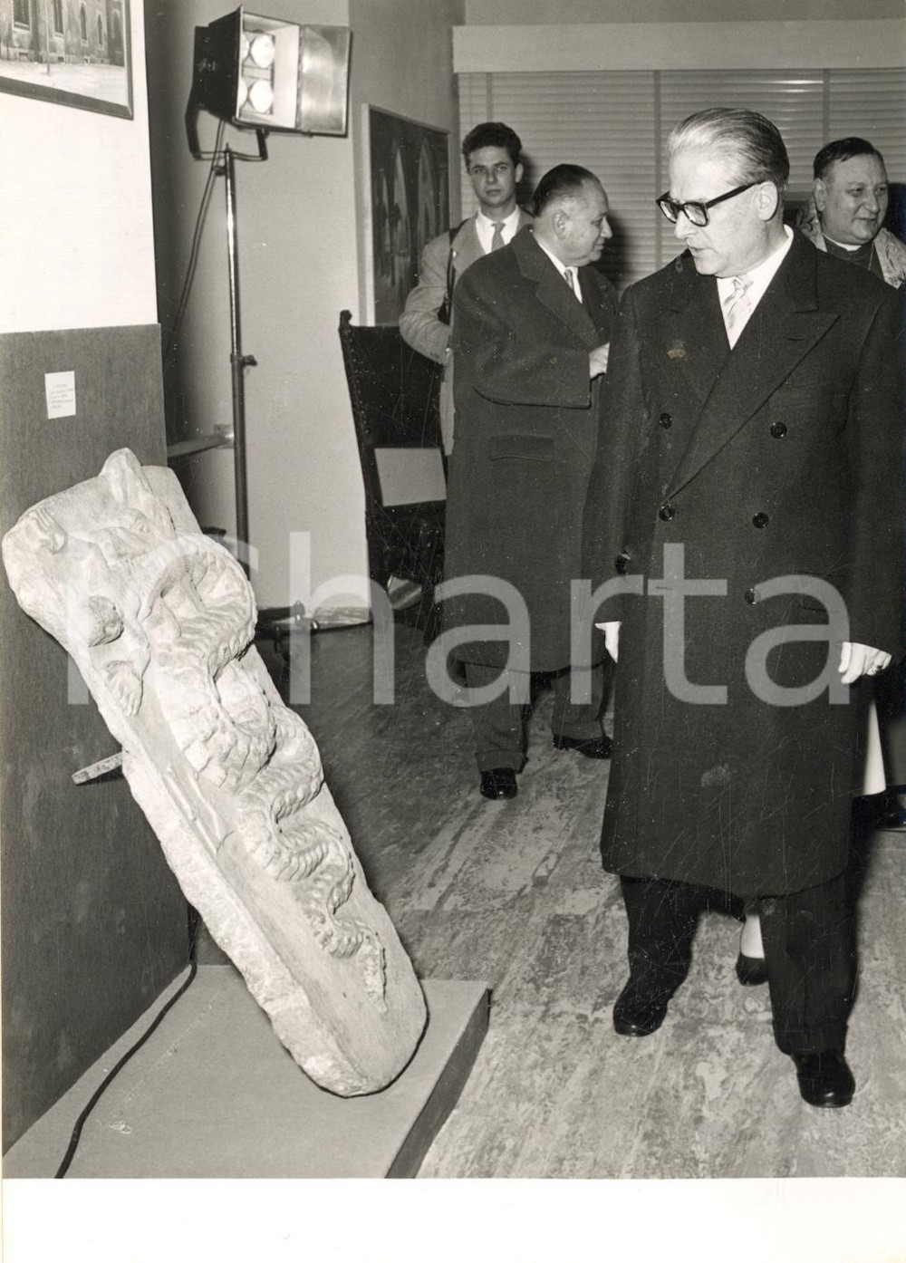 1955 MILANO Giovanni GRONCHI visita mostra commemorativa della cittÃ  *Foto  Fotografia d'epoca con didascalia coeva al verso.   CONDIZIONI: FAIR (ondulature e sovraimpressioni al lato sinistro)FORMATO: 13x18 cm     originale e autentica 1