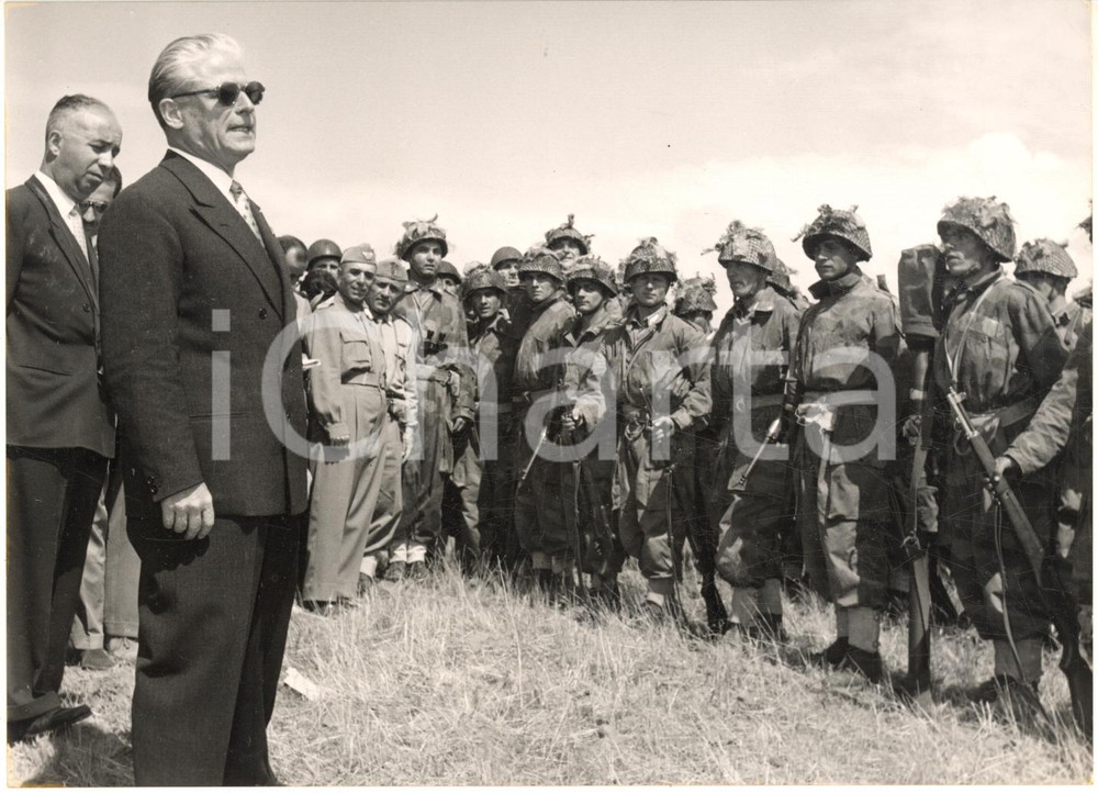 1955 POTENZA Presidente Giovanni GRONCHI in visita alla Divisione PINEROLO *Foto  Fotografia d'epoca con didascalia coeva al verso.    CONDIZIONI: G (ma lieve piegatura angolare) FORMATO: 18x13 cm     originale e autentica 1