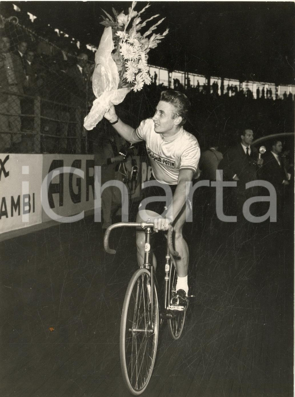 1957 MILANO Vigorelli CICLISMO Jacques ANQUETIL vincitore su Ercole BALDINI Foto Fotografia d'epoca con didascalia coeva al verso. CONDIZIONI: FAIR (lieve sovraimpressione al lato destro) FORMATO: 13x18 cm     originale e autentica 1