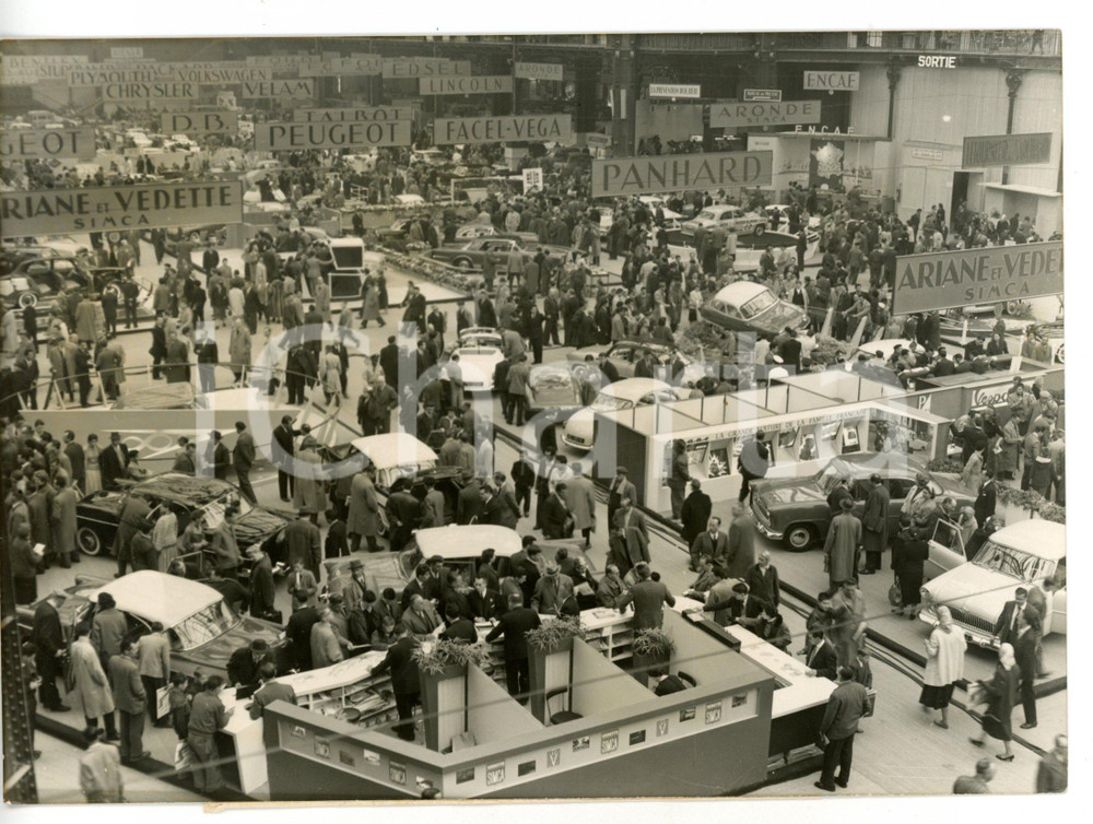 1957 PARIS Salon de l'Automobile - Partecipanti visitano gli stand - PANHARD Fotografia d'epoca con didascalia coeva.  CONDIZIONI: G FORMATO: 18x13 cm     originale e autentica 1