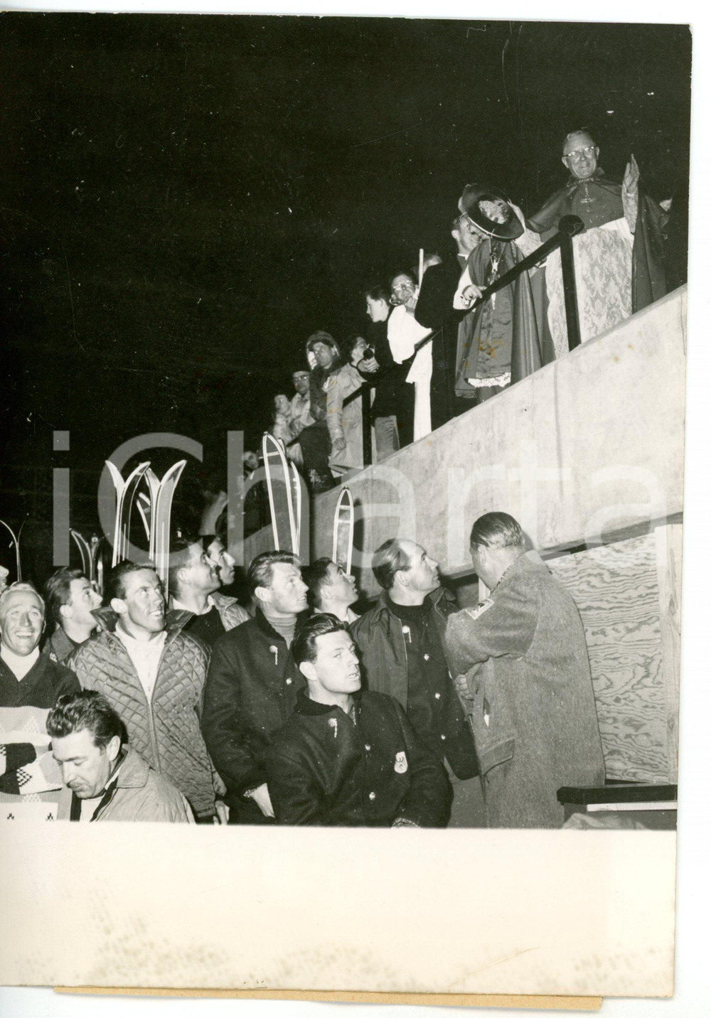 1960 OLIMPIADI SQUAW VALLEY Card. James Francis McINTYRE benedice gli atleti Fotografia d'epoca con didascalia coeva.  CONDIZIONI: FAIR (piccola piegatura e macchie al margine inferiore; difetti di stampa) FORMATO: 13x18 cm     originale e autentica 1