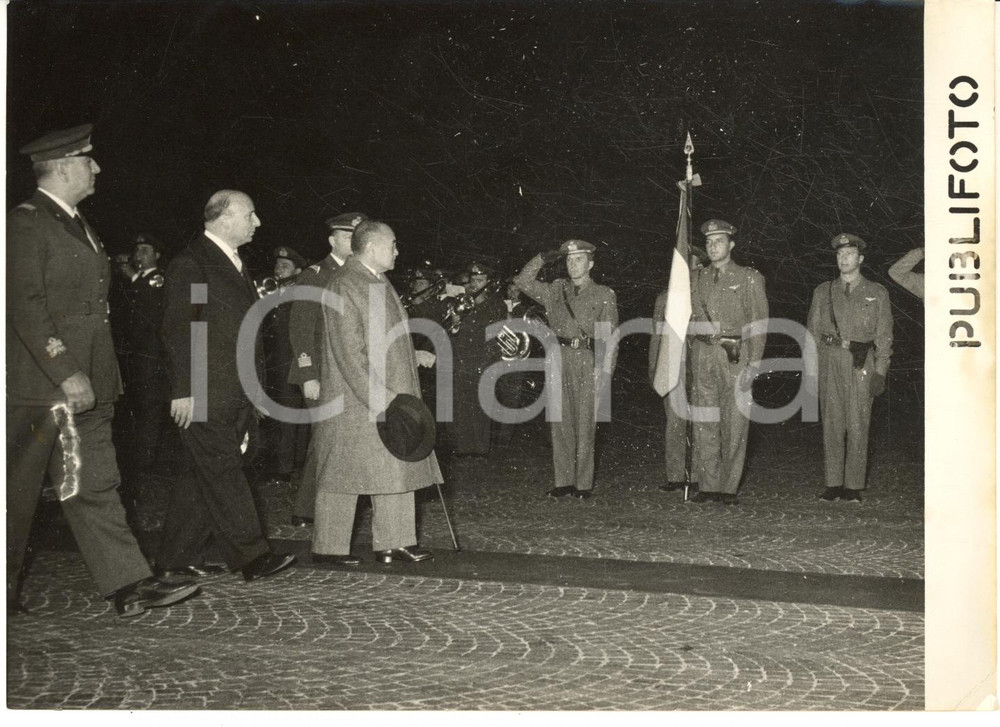 1954 ROMA Arrivo del premier Shigeru YOSHIDA accolto da Mario SCELBA *Foto  Fotografia d'epoca con didascalia coeva al verso.  CONDIZIONI: G (ma lievi difetti di stampa) FORMATO: 18x13 cm     originale e autentica 1