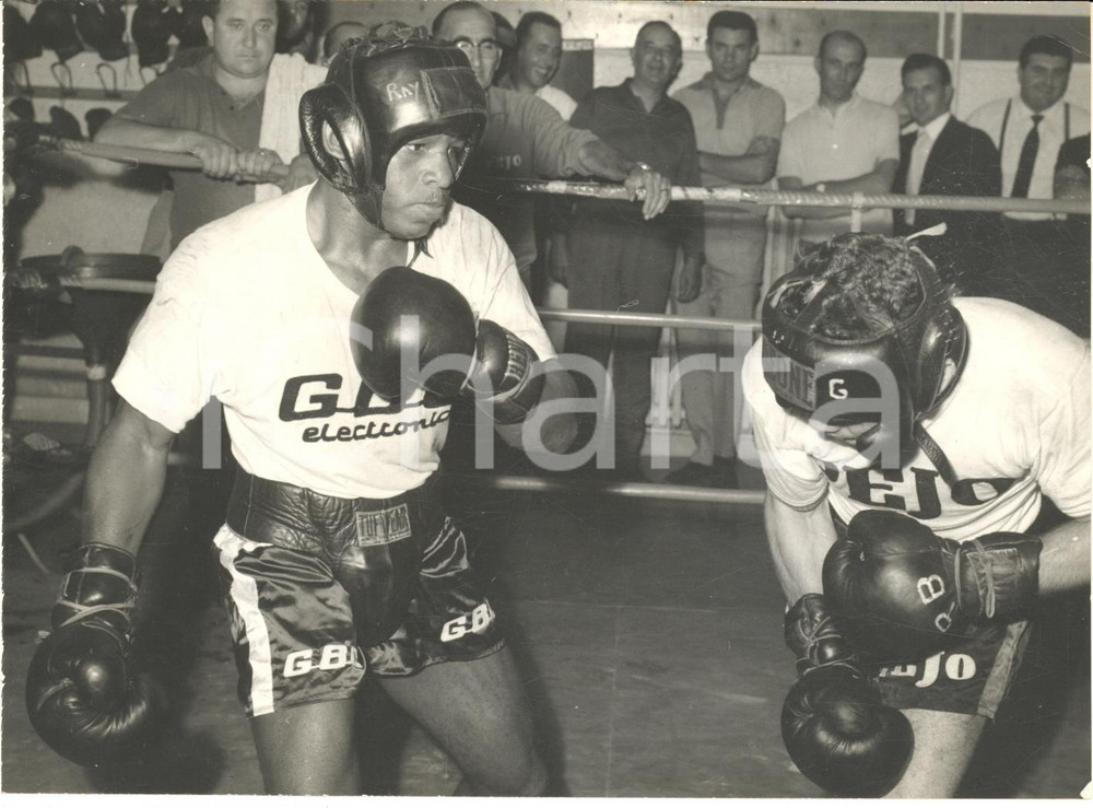 1962 MILANO BOXE Eddie PERKINS si allena per l'incontro con Duilio LOI - Foto Fotografia d'epoca, con didascalia coeva al verso.  CONDIZIONI: G FORMATO: 18x13 cm    originale e autentica 1