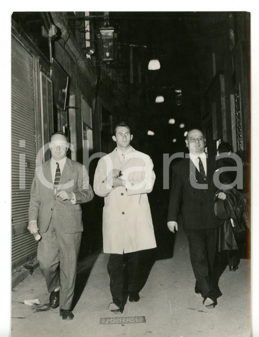 1962 GENOVA Atleta sovietico Valerij BRUMEL' visita la cittÃ  - Foto 13x18 cm Fotografia d'epoca con didascalia coeva.  CONDIZIONI: FAIR (bassa qualit&agrave; di stampa) FORMATO: 13x18 cm     originale e autentica 1