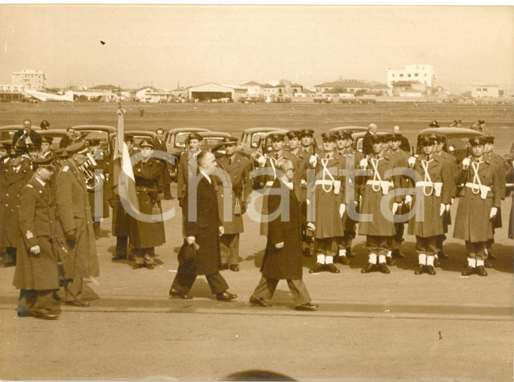 1956 ROMA Giovanni GRONCHI accolto dai militari al ritorno dagli USA *Foto  Fotografia d'epoca con didascalia coeva al verso.   CONDIZIONI: FAIR (ingiallimento diffuso e lievi difetti di stampa) FORMATO: 18x13 cm     originale e autentica 1