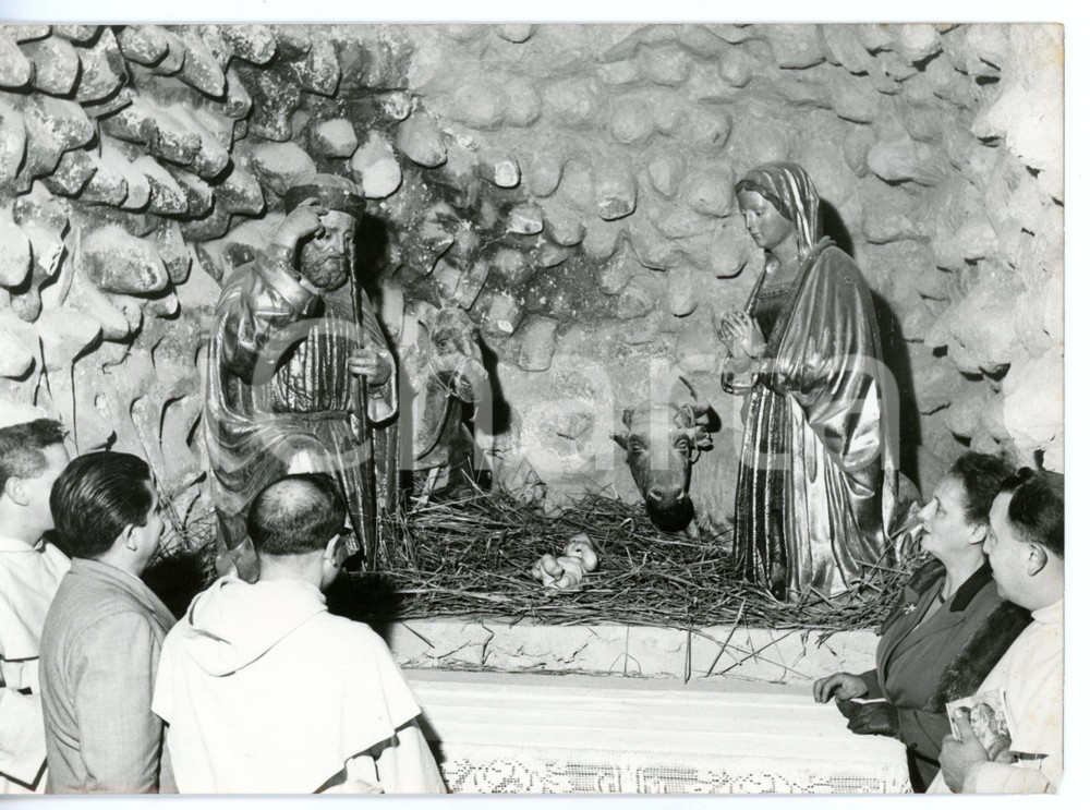 1955 ca NAPOLI Basilica di San Domenico Maggiore - Presepe in terra di PALESTINA Fotografia d'epoca con didascalia coeva.  CONDIZIONI: FAIR (piegatura all'angolo inferiore destro) FORMATO: 18x13 cm     originale e autentica 1