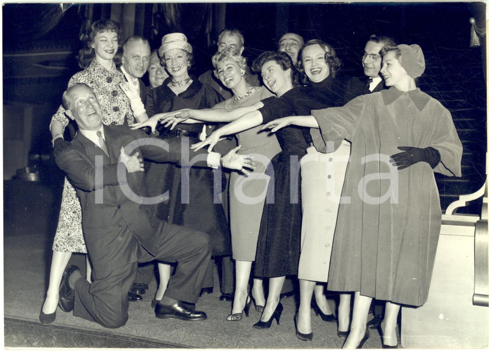 1957 PARIS FOLIES-BERGERES Maurice CHEVALIER au gala Fondation DRANEM - Photo Fotografia d'epoca, con didascalia coeva.  CONDIZIONI: G (ma lieve sbrecciatura al margine superiore) FORMATO: 18x13 cm    originale e autentica 1