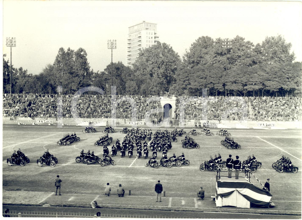 1958 ARENA DI MILANO Saggio motociclistico della Polizia Stradale *Foto 18x13 Fotografia d'epoca con didascalia dattiloscritta coeva al verso. CONDIZIONI: FAIR (piegature al margine superiore) FORMATO:  18x13 cm    originale e autentica 1