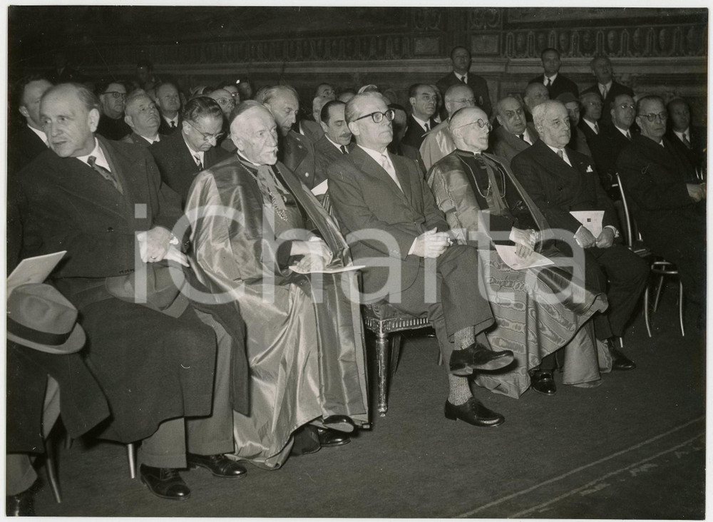 1956 ROMA Giovanni GRONCHI alle celebrazioni per il bimillenario di Properzio  Fotografia d'epoca con didascalia coeva al verso.   CONDIZIONI:  G (ma lieve sovraimpressione circolare) FORMATO: 18x13 cm     originale e autentica 1
