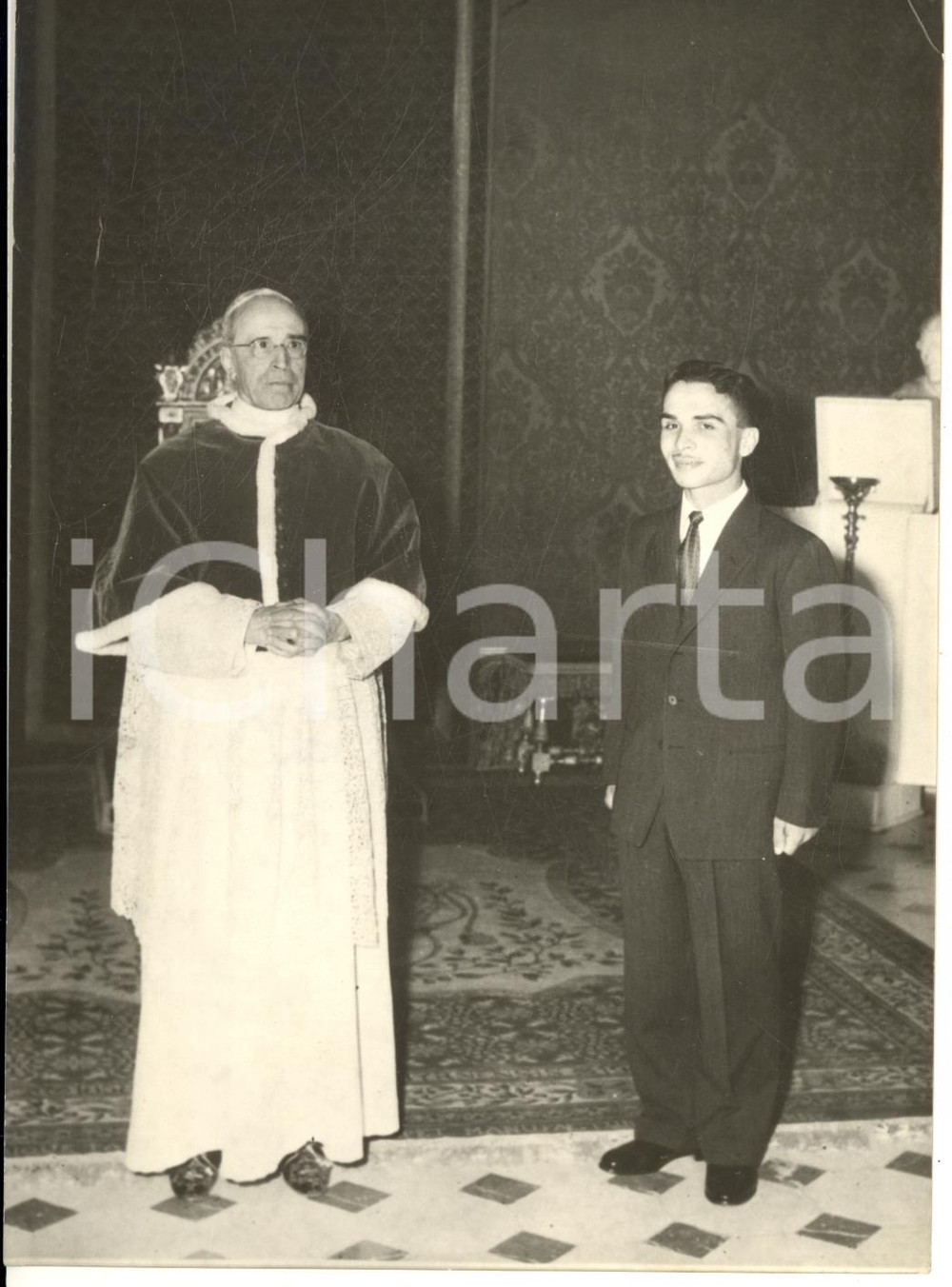 1954 ROMA Papa PIO XII riceve re Husayn II di Giordania nella biblioteca privata Fotografia d'epoca con didascalia coeva.  CONDIZIONI: FAIR (lieve sovraimpressione circolare; difetti di stampa; piccola piegatura angolare) FORMATO: 13x18 cm     originale e autentica 1