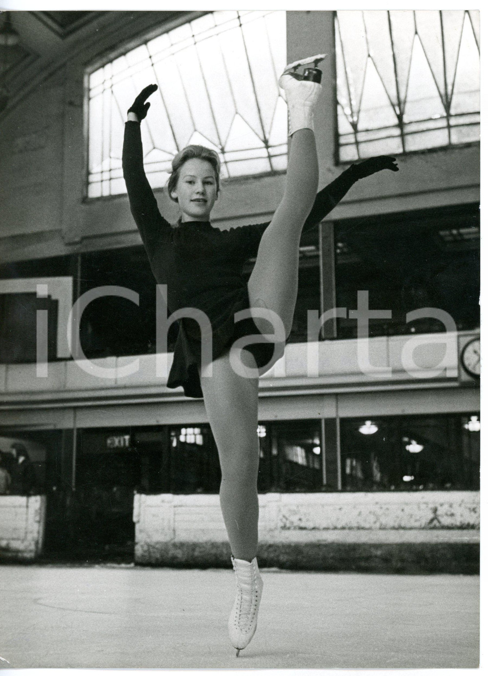 1960 LONDON Richmond Ice Rink - High kick by skater Ann-Margreth FREI *Foto Fotografia d'epoca con didascalia coeva.  CONDIZIONI: FAIR (bassa qualit&agrave; di stampa) FORMATO: 15x20 cm     originale e autentica 1