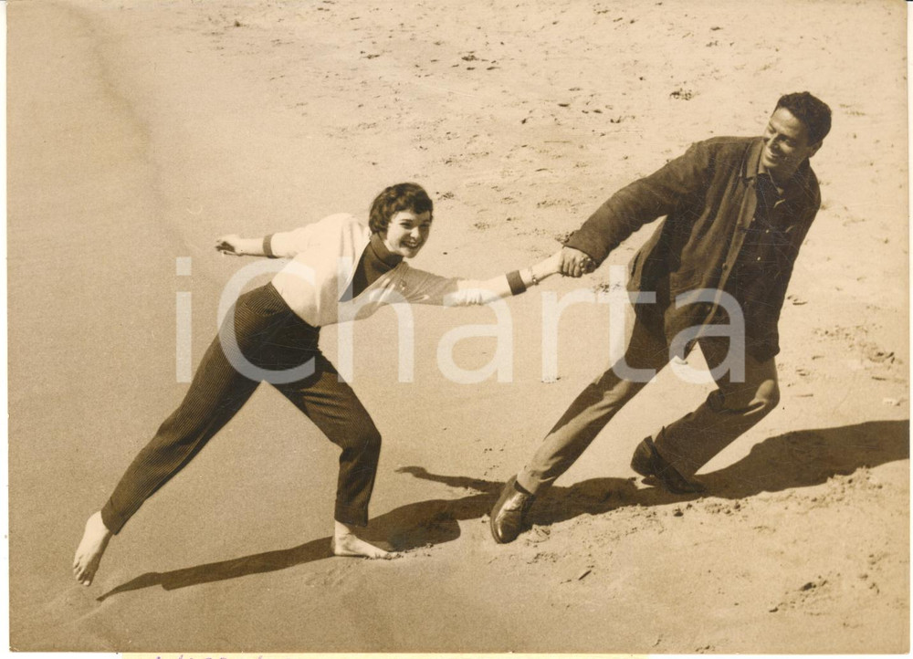 1954 FESTIVAL DI CANNES FranÃ§oise ARNOUL scherza sulla spiaggia con Raf VALLONE  Fotografia d'epoca con didascalia coeva.    CONDIZIONI: GFORMATO: 18x13 cm      originale e autentica 1