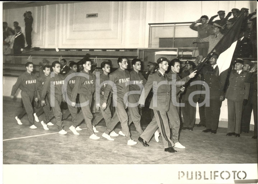 1956 NAPOLI Torneo Internazionale Militare BOXE - Squadra francese - Foto 18x13 Fotografia d'epoca, con didascalia coeva al verso.La squadra francese sfila ddavanti al gen. Cassino.  CONDIZIONI: FAIR (increspature al margine superiore) FORMATO: 18x13 cm    originale e autentica 1