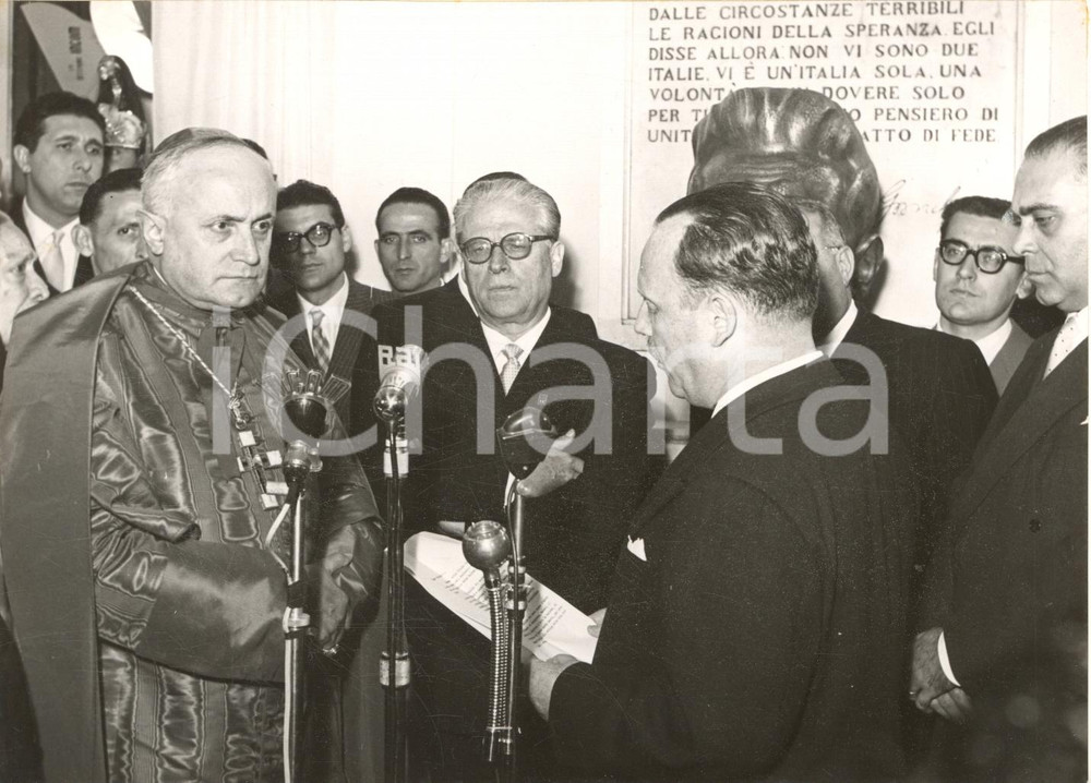 1955 PALERMO Giuseppe ALESSI e mons. Alessio RUFFINI con Giovanni GRONCHI *Foto  Fotografia d'epoca con didascalia coeva al verso, scattata durante la visita di Gronchi in Sicilia.  CONDIZIONI: G FORMATO: 18x13 cm     originale e autentica 1
