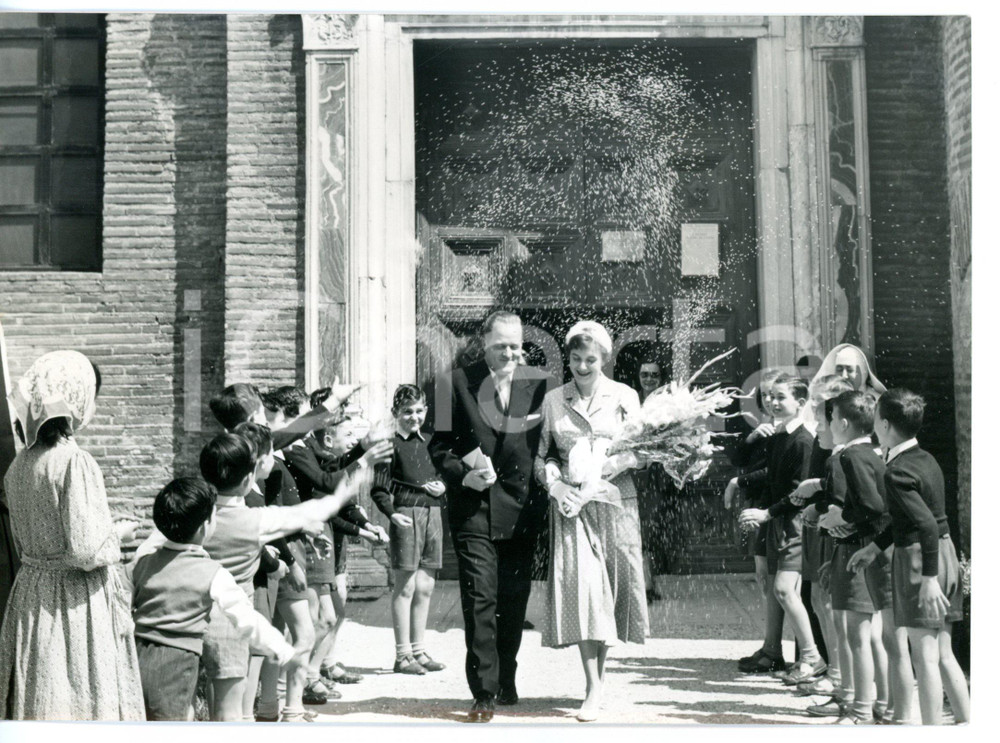 1955 ca RAVENNA Basilica San Vitale - Nozze di Eduard VORBECK e Ingeborg JOAHN Fotografia d'epoca con didascalia coeva.  CONDIZIONI: G FORMATO: 18x13 cm     originale e autentica 1