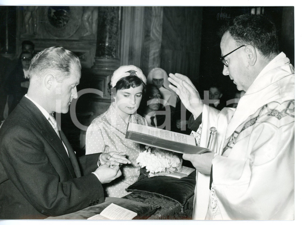 1955 ca RAVENNA Basilica San Vitale - Matrimonio Eduard VORBECK e Ingeborg JOAHN Fotografia d'epoca con didascalia coeva.  CONDIZIONI: G FORMATO: 18x13 cm     originale e autentica 1