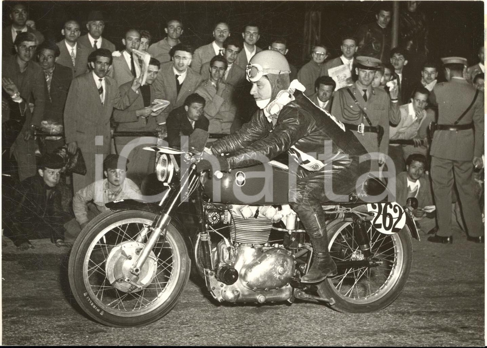 1956 MOTOCICLISMO MILANO-TARANTO La partenza di Bruno FRANCISCI su GILERA *Foto  Fotografia d'epoca con didascalia coeva al verso.   CONDIZIONI: G (ma lieve sovraimpressione al lato sinistro) FORMATO: 18x13 cm     originale e autentica 1