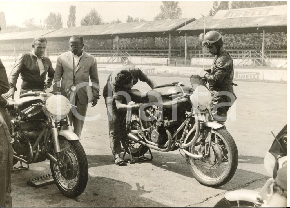 1953 MONZA Gp delle Nazioni - Bruno FRANCISCI in allenamento su MV AGUSTA *Foto  Fotografia d'epoca con didascalia coeva al verso.   CONDIZIONI: G (ma lieve sovraimpressione al margine inferiore) FORMATO: 18x13 cm     originale e autentica 1