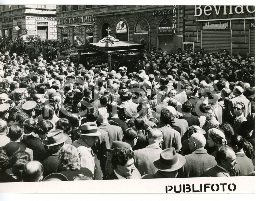 1955 ROMA Solenni funerali del critico teatrale Silvio D'AMICO *Fotografia 18x13 Fotografia d'epoca con didascalia coeva.  CONDIZIONI: G FORMATO: 18x13 cm     originale e autentica 1