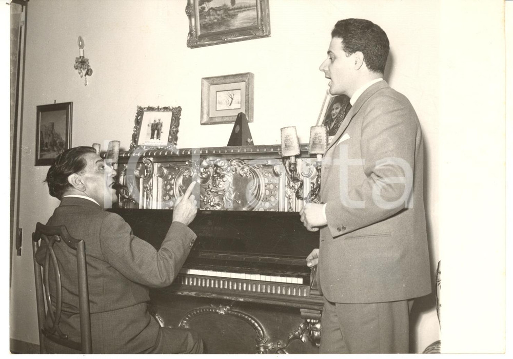 1957 ROMA Tenore Tito SCHIPA con il suo allievo Luciano ANGIONE - Foto 18x13 cm Fotografia d'epoca, con didascalia manoscritta al verso. CONDIZIONI: FAIR (lievi piegature angolari e macchie in trasparenza) FORMATO: 18x13 cm    originale e autentica 1