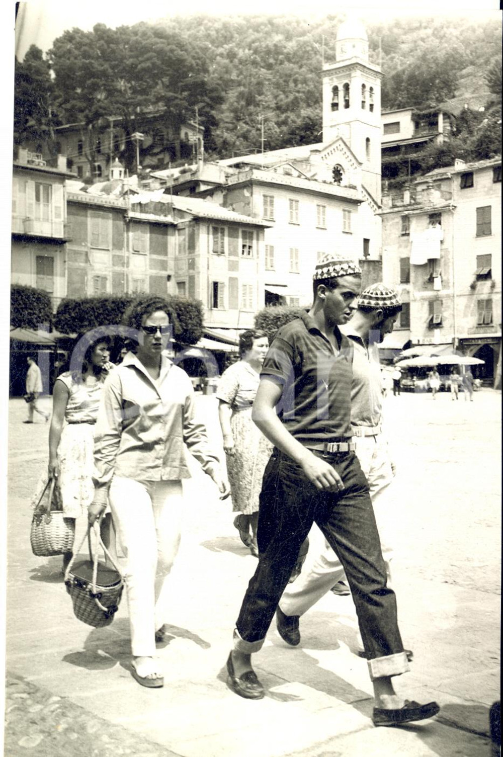 1959 PORTOFINO Principe Juan Carlos di Borbone in vacanza - Foto 12x18 Fotografia d'epoca con didascalia coeva.  CONDIZIONI: G (ma lieve increspatura angolare)  FORMATO: 12x18  cm    originale e autentica 1