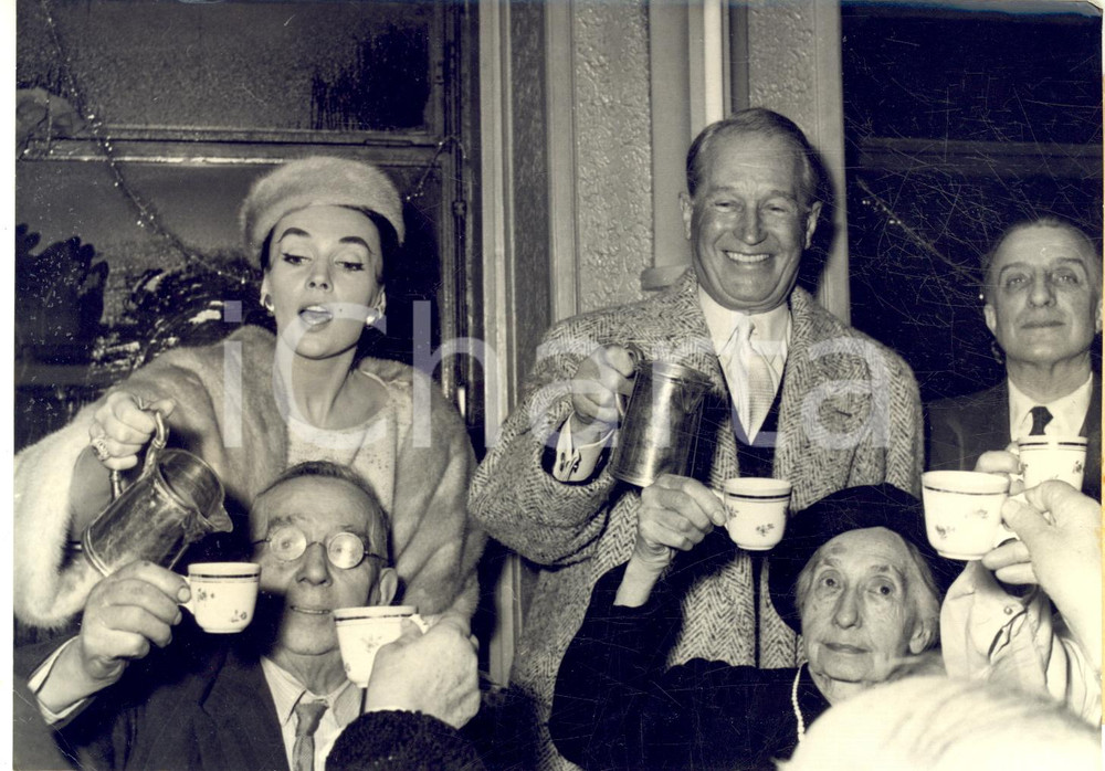 1957 PARIS Ludmilla TCHERINA et Maurice CHEVALIER servent un repas aux pauvres Fotografia d'epoca con didascalia coeva, scattata nell'ambito dell'iniziativa di beneficenza dell'associazione "L'aide aux mis&egrave;res de France". CONDIZIONI: FAIR (piegature al lato destro)FORMATO: 18x12 cm     originale e autentica 1