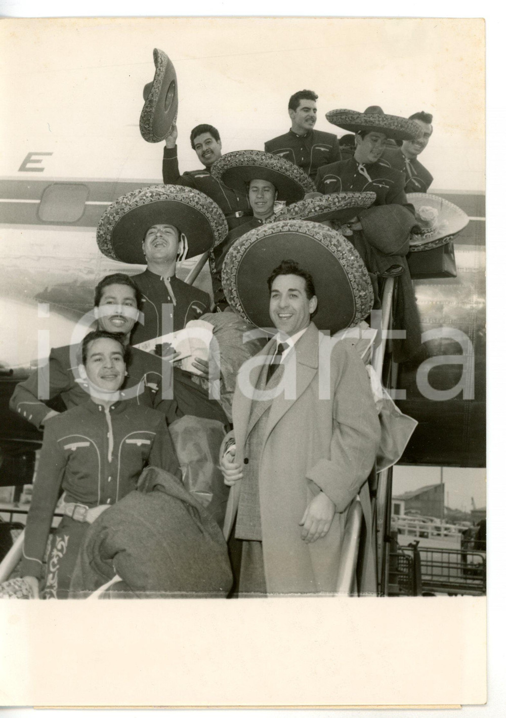 1956 PARIS Luis MARIANO riceve gruppo folcloristico di mariachi messicani *Foto