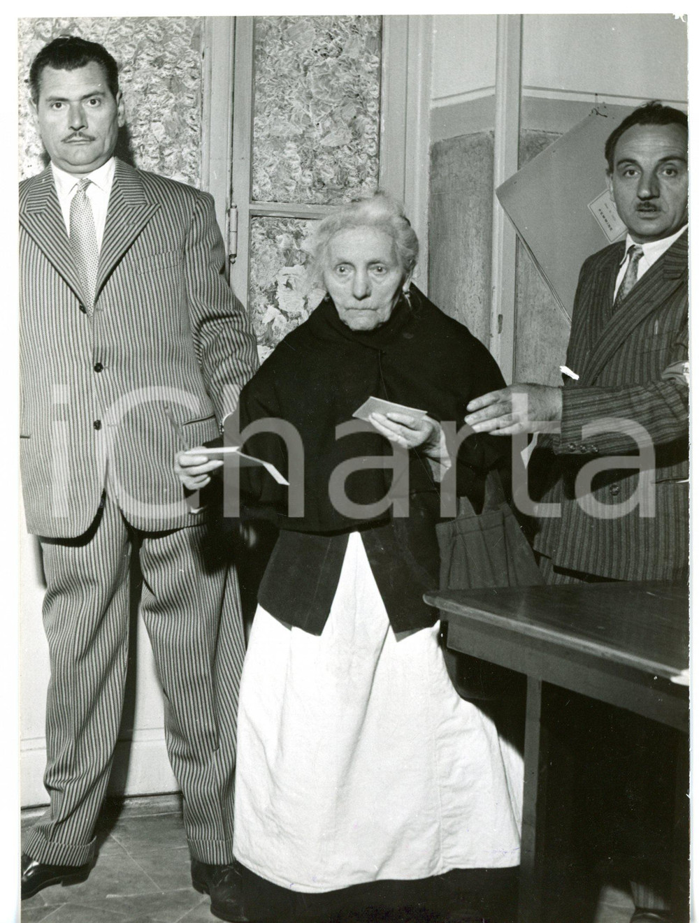 1953 MILANO Elezioni politiche - Centenaria Maria CAPUZZO alle urne *Foto 13x18 Fotografia d'epoca con didascalia coeva.  CONDIZIONI: G FORMATO: 13x18 cm     originale e autentica 1