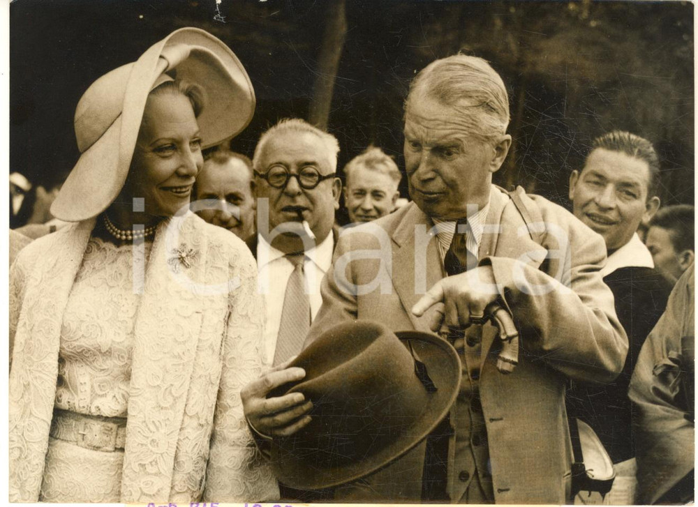 1957 CHANTILLY Prix de Diane - Maurice CHEVALIER montre chapeau à Mme VOLTERRA